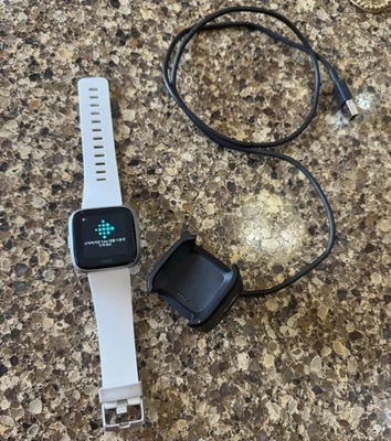 Reloj Inteligente Fitbit Versa Lite Plateado/Blanco Probado Funciona con Cargador Frecuencia Cardíaca Foto 1 de 4