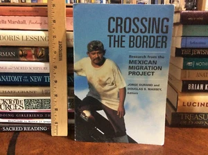 Crossing the Border: Research from the Mexican Migration Project by Jorge Durand - Imagen 1 de 12