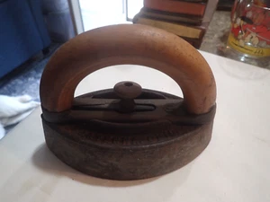 Antikes trauriges Eisen RC Williams Havenna Ohio - Holzgriff - Bild 1 von 6