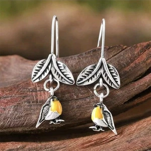 Boucles d’oreilles pendantes - feuille & oiseau jaune - 3 cm - neuves - Picture 1 of 1
