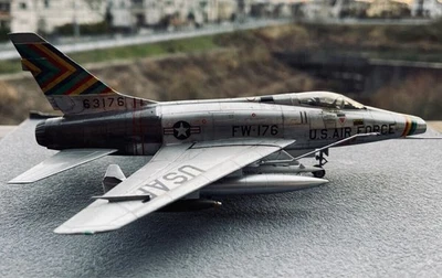 Essie 1/72 F-100A Super Sabre Completato Dipinto a Mano Resistente agli... - Immagine 1 di 4