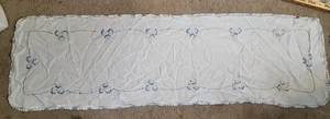 Vintage blau grün weiß Blumen bestickt Kreuzstich Tischdecke Läufer  - Bild 1 von 9