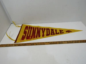 OLD VINTAGE SUNNYDALE SCHOOL COLLEGE PENNANT SOUVENIR - Picture 1 of 3