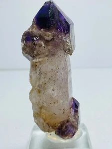 Super Seven - Amethystquarz - Rutilquarz - Rauchquarz - Glasvitrinensockel - Bild 1 von 17