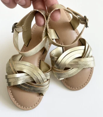 Crazy 8 学步儿童女孩 7 凉鞋露趾平底金色钩扣 — 第 1/4 张图片