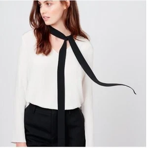 Cuyana Seidenbluse mit Bindekragen. Neu mit Etikett. GRÖSSE MEDIUM. EINZELHANDEL - 350 $ - Bild 1 von 8