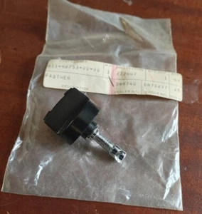 Yamaha SL SW EW TW Engine Cowl Fastener 338 396 433 643 811-42753-00-00 - Picture 1 of 2