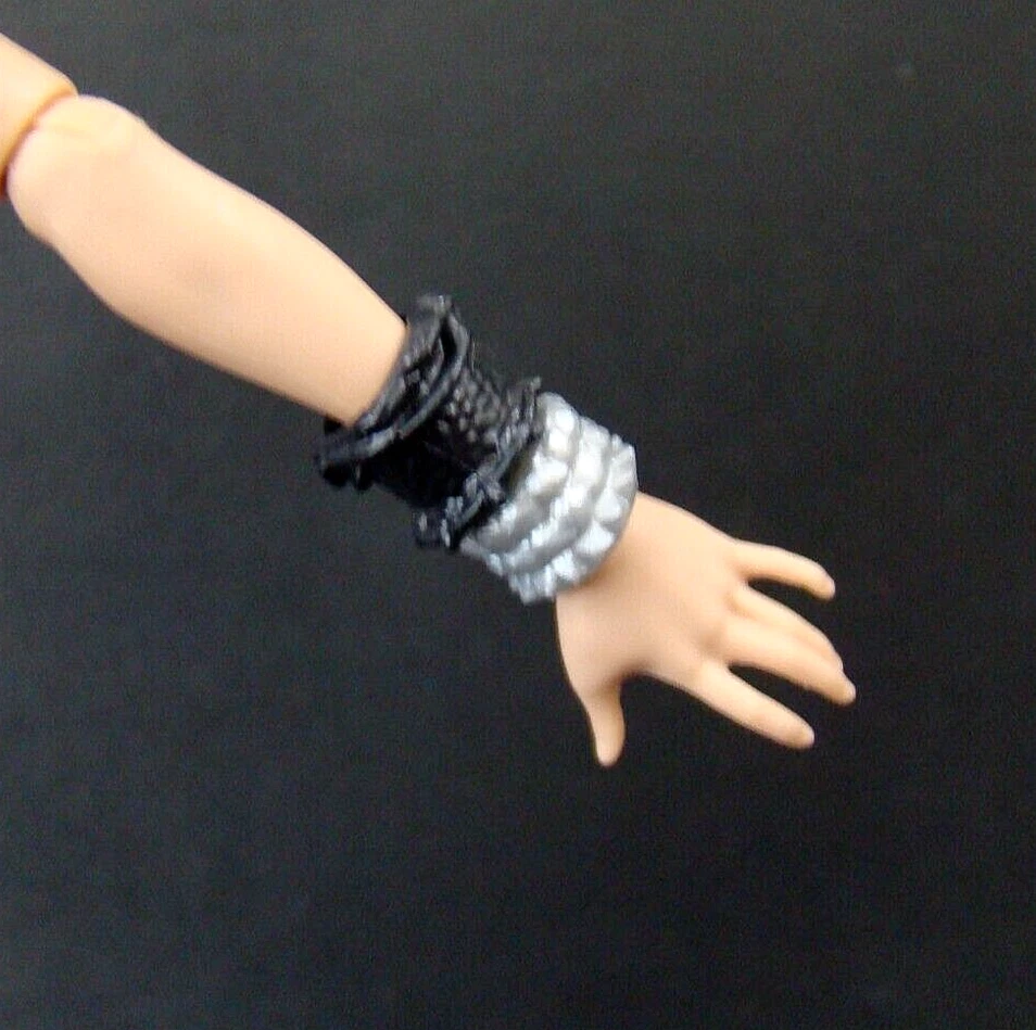 Par de pulseras negras y plateadas Ever After High Doll Raven Queen Legacy Day Foto 1 de 1