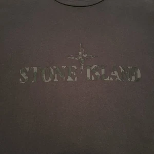 Stone Island Men’s L T-Shirt Spell Out Logo Graphic Print Camo Streetwear - Picture 1 of 13