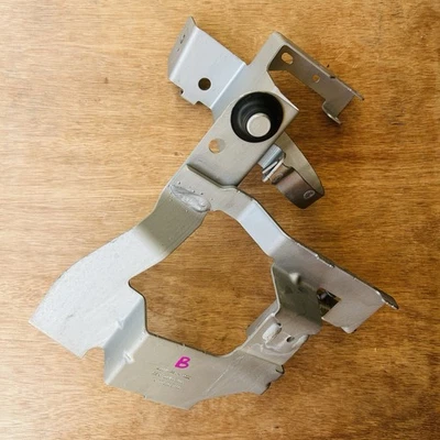 Genuine Mercedes OEM W177 A45s left water pump bracket holder A1775203100 - Image 1 of 4