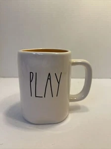 Rae Dunn - PLAY - weiß mit gelber Innenseite - Keramik LL Kaffee / Tee Becher - Geschenk - Bild 1 von 11