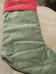 Granero de cerámica mediano 20 pulgadas terciopelo verde adorno rojo medias de navidad - león - Imagen 1 de 2