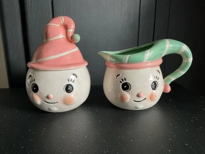 Johanna Parker Diseño Muñeco de Nieve Cerámica Crema y Azúcar Juego de 2 Piezas - Verde y Rosa Foto 1 de 4