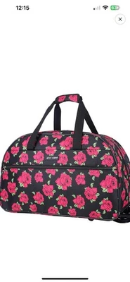 Bolso de fin de semana con ruedas Betsey Johnson “Covered Roses Collection” Foto 1 de 4