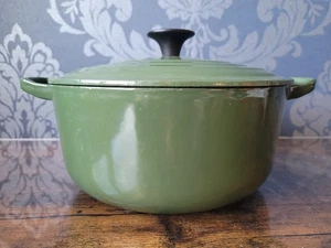 Le Creuset Gusseisen 20 cm Auflaufform in Grün Made in France - Bild 1 von 7