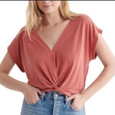 Top para mujer Lucky Brand Sandwash con cuello en V delantero torcido Tandori Spice talla M nuevo con etiquetas Foto 1 de 4