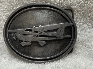 Vintage Cessna 172 Flugzeug Zinn Gürtelschnalle von Pawnee Metallschmiede - Bild 1 von 9