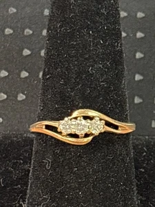 Diamond Solitaire Ring 3 Diamonds .11 Carat T.W. 10K Yellow Gold 1.9 (QUC026038) - Bild 1 von 4