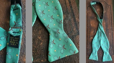 VINTAGE NOVO SEM ETIQUETAS ALYNN EUA 100% SEDA GRAVATA BORBOLETA VERDE SÁLVIA RAQUETES DE TÊNIS BOLAS PREPPY - Imagem 1 de 4