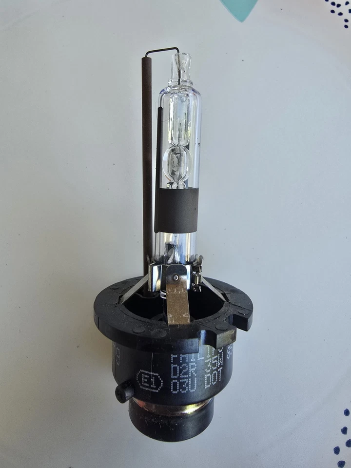 D2R 35W  NEW HID XENON HEADLIGHT BULB  PHILIPS - Image 1 of 4