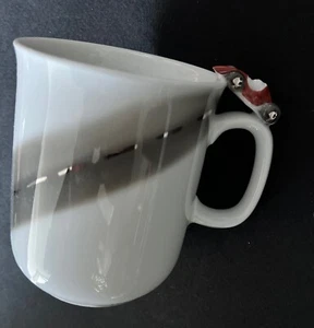 Porzellan Kaffebecher Künstlercup FLÜGEL Atelier „mit RENNAUTO ROT“  - Bild 1 von 4
