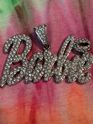 Dije de circonita cúbica helada Barbie enchapado en plata para mujer  Foto 1 de 4
