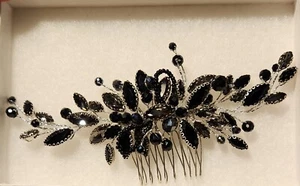 Pettine decorativo color argento con strass neri e perline di cucitura nera. - Foto 1 di 4