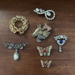Lot of 7 mixed vintage brooches wearable horses butterflies Christmas etc - Picture 1 of 6