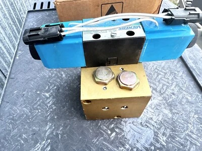 New Vickers Manifold Valve 700717511 AGCO & CaseIH DG4V-3S-6C-M-KU-G5-60-EN433 - Image 1 of 4