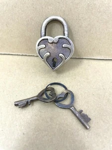 Padlock Small Victorian Heart Shaped Brass Lock, Antique Finish with 2 Keys - Picture 1 of 6