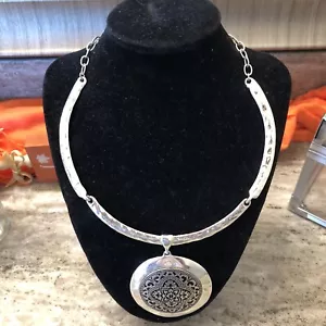 Collana girocollo tono argento collare legato grande medaglione martellato fisso - Foto 1 di 12