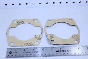 (2) Nos Vintage Snowmobile Hirth Engine Base Gasket 212A2 - Foto 1 di 1