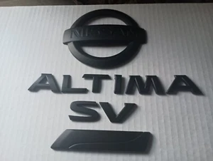 NISSAN ALTIMA SV BLACK LETTERING 2013-18 EMBLEM WITH PURE DRIVE LOGO OEM USED - Foto 1 di 6