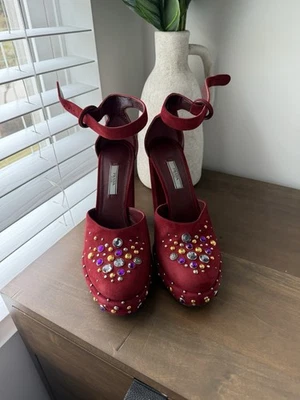Tacones de salón Prada de gamuza borgoña adornados con joyas plataforma D’orsay EU 41 Foto 1 de 4