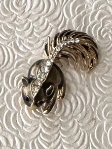 Skunk Brooch - Picture 1 of 5