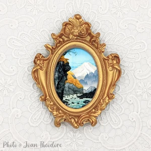 Mini impresión artística de paisaje de montaña en marco ornamentado estilo vintage dorado cálido - Imagen 1 de 2