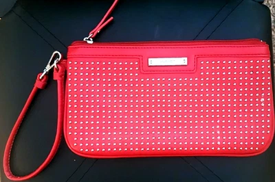 Muñequera con tachuelas Nine West en rojo 9 1/4" x 5 1/4" Foto 1 de 4