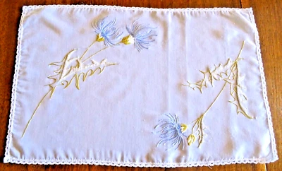 NAPPERON - en linon brodé ,entourage en dentelles - 53 cm x 35 cm - Photo 1/3