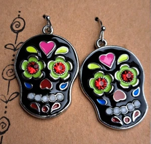 Bunte schwarze Emaille Sugar Skull Ohrringe Hänger Dia de Muertos Tag der Toten - Bild 1 von 4