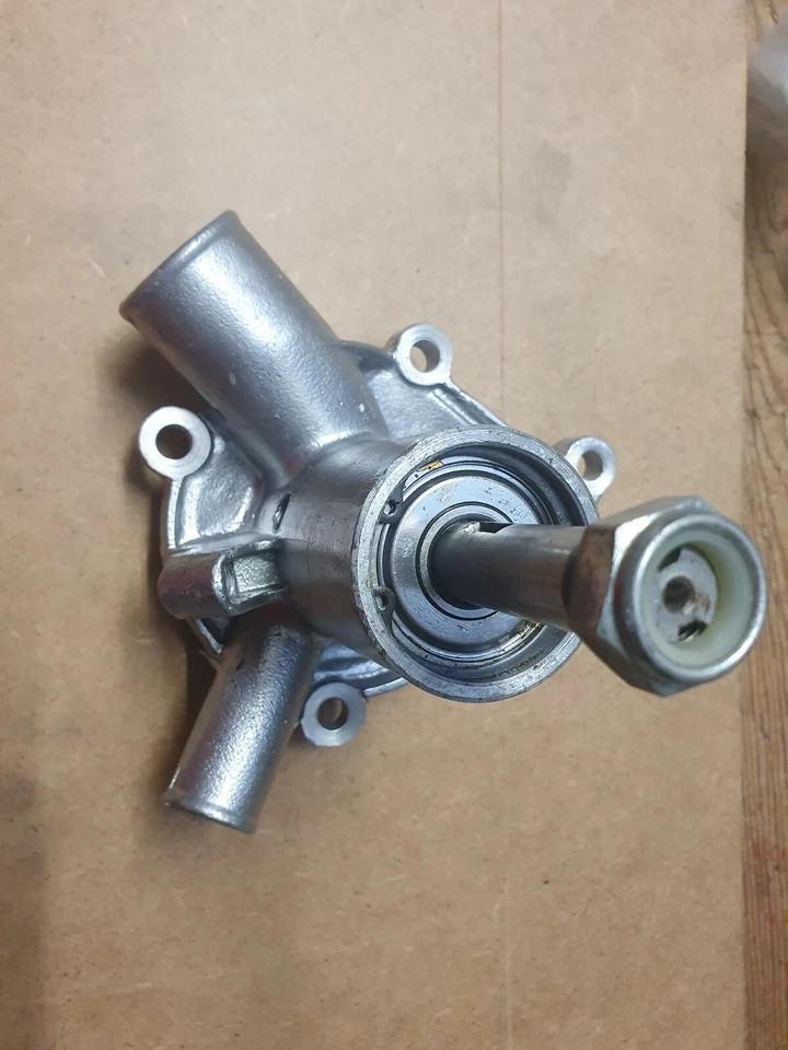 Water Pump Peugeot 204 Peugeot 304 Peugeot 305 715    - Image 1 of 1
