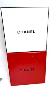 2 scatole regalo Chanel rosso e bianco 8 3/4" x 8 3/4" x 4" vuote lucide e opache - Foto 1 di 5