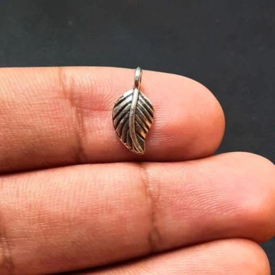 Berloque antigo 25 folhas pequenas tom prata - SK04127 - Imagem 1 de 2