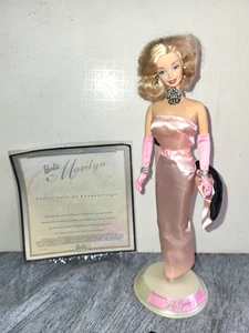 Barbie Marilyn Monroe Rosa Vestido Caballeros Prefieren Rubias Soporte Guantes y Joyas - Imagen 1 de 9