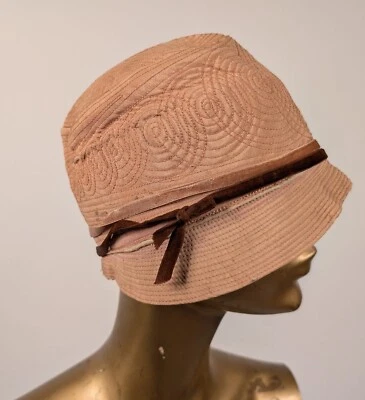FLAPPER 1920’S QUILT STITCHED SILK CLOCHE HAT W GROSGRAIN TRIM - Image 1 of 4