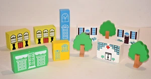 Thomas der Panzer & Freunde Zug Holzhäuser Gebäude Krankenhaus Bäume Konvolut - Bild 1 von 5