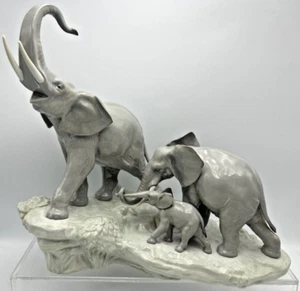 LLADRO Elephants Walking Sculpture #1150 – Majestic Porcelain Art - Picture 1 of 10