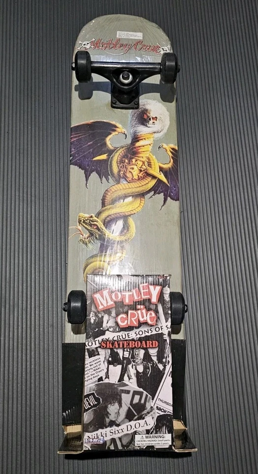 Monopatín sellado Motley Crue Dr Feelgood 2011 oficial Mick Mars Nikki Sixx  Foto 1 de 3