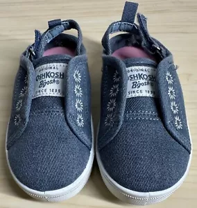 Zapatos sin cordones azules de mezclilla Oshkosh B’gosh para niñas pequeñas talla 5M - Imagen 1 de 9
