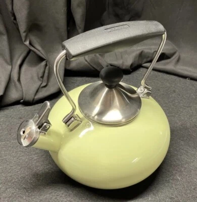 Chantal Whistling Aguacate Verde - Ret. Hervidor de agua/té Color-1,7 cuartos de galón Foto 1 de 4