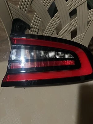 Cargador 2015,2016,2017,2018,2019,2020,2021,2022 OEM LUZ TRASERA DERECHA Perfecto Foto 1 de 4